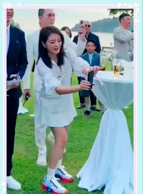 安以轩现身陈乔恩婚礼,开心为陈乔恩拍照,穿白色套装,状态不错