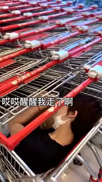 闺蜜就是拿来坑的超市购物美女被闺蜜锁进购物车,最后绝望的小眼神太搞笑