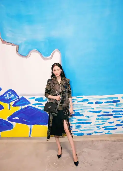 脱下你的百褶裙吧,2020年的裙王是它,性感知性,女人味十足