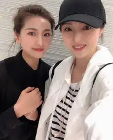 不陪陈思诚,佟丽娅去悉尼安慰闺蜜董璇,两人同病相怜