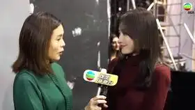 宋祖儿米兰时装周机场出发,俏皮可爱变身移动表情包
