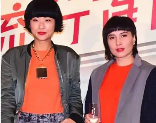 刘銮雄18岁女儿现身菜市场,高难度动作拍照,趴水果箱上凹造型