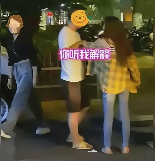 女子和闺蜜的男友约会,被闺蜜抓包,二人在街头上演二女争夫
