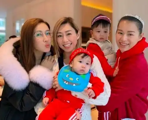 胡杏儿能力强,一人带两娃不嫌累,李承德黏妈妈李奕霖玩得欢