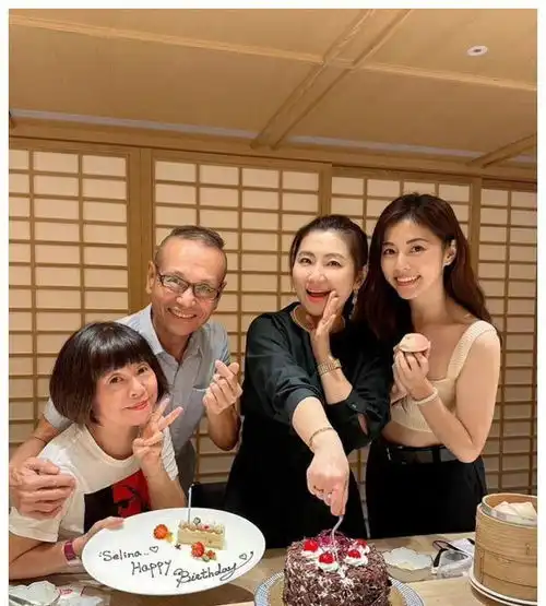 任家萱与家人庆41岁生日,she久违合体,三姐妹亲密依偎好有爱