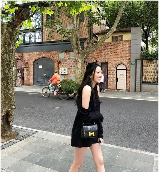 华谊千金王文也晒美照,与闺蜜同框太有爱,长腿抢镜黄金比例尽显