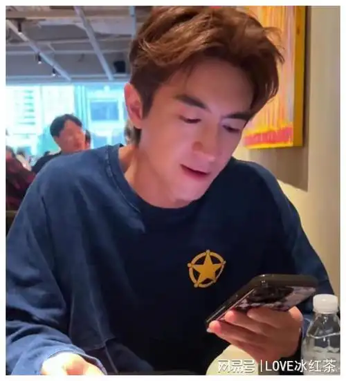 林更新回老家吃烧烤,与朋友三人喝一箱啤酒,非主流发型好显老