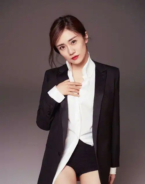 曾是李小璐的闺蜜,差点毁了聂远,嫁给摇滚奠基人,刘芸有多妖孽