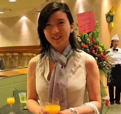 李嘉诚家族唯一的女主人,王富信凭什么很少露面却是吕丽君闺蜜