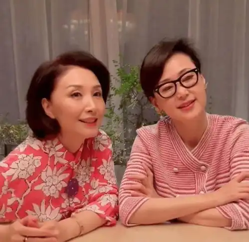 大s婆婆真奢华穿3万元睡袍配红高跟,俩闺蜜穿衣时髦颜值还高