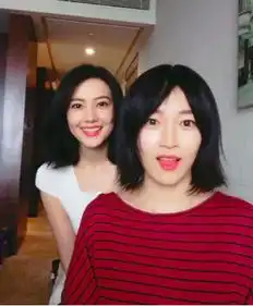 高圆圆在家安胎获闺蜜探望,赵又廷老婆心情大好涂红唇超可爱