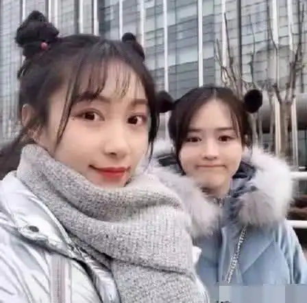 闺蜜二人学七月与安生烫泡面头,画风斗转,网友还笑得出来