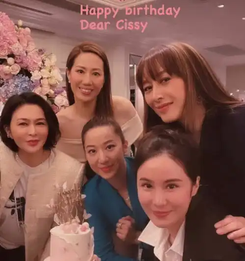 关之琳跟贵妇们合影,被挤到最边上,这滤镜掩不住老态个个真实