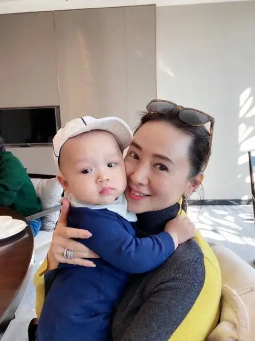 胡杏儿老公现身活动,与爱妻闺蜜贴脸合影不避嫌,网友直呼不合适