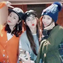 唐嫣与姐妹聚会合影三人花式自拍十分养眼