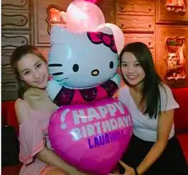 何超莲请客吃饭接地气,合影坚决不占c位,7闺蜜相伴尽显人缘好