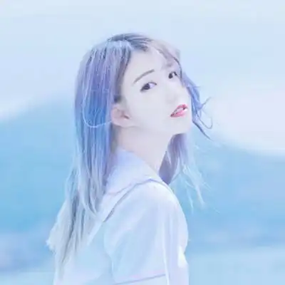 清新学妹蓦然回首