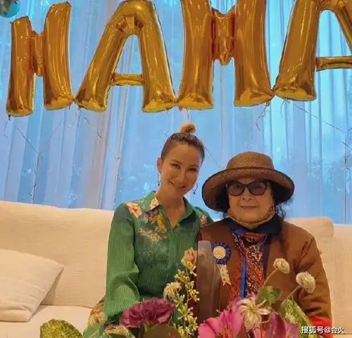 李玟三姐妹罕见合体为妈妈庆生不见豪富老公到场,豪宅意外曝光