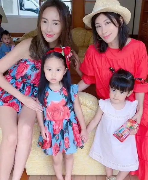 贾静雯与闺蜜一起遛娃,波妞扎俩小辫,两姐妹同穿姐妹鞋超可爱