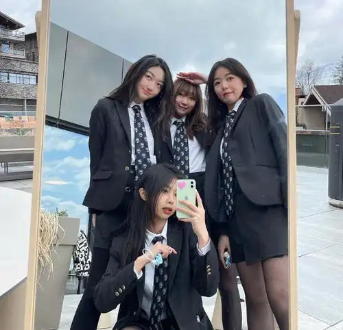 李亚鹏女儿李嫣与闺蜜聚餐,16岁颜值身材俱佳,气质神似妈妈王菲