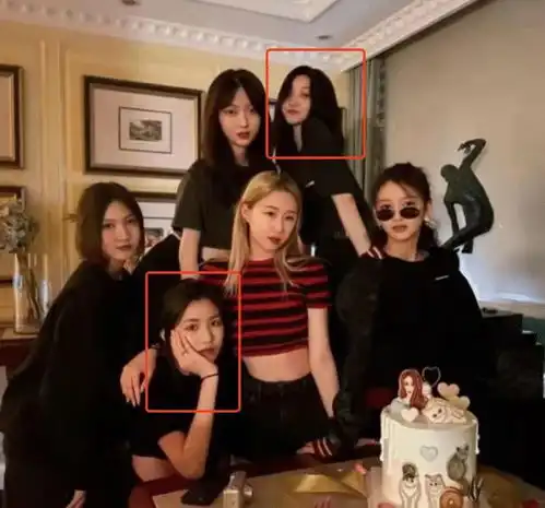 王菲携女儿聚会就餐,餐厅内与李嫣热聊抽电子烟开心大笑显母爱