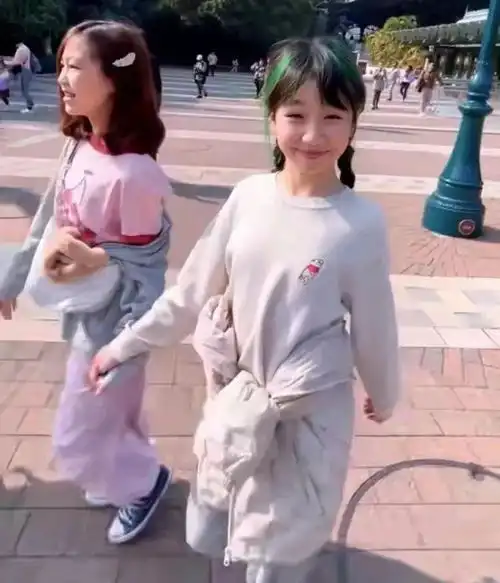 蔡少芬和闺蜜带娃聚会,53岁洪欣白到发光,两家女儿打扮都很潮