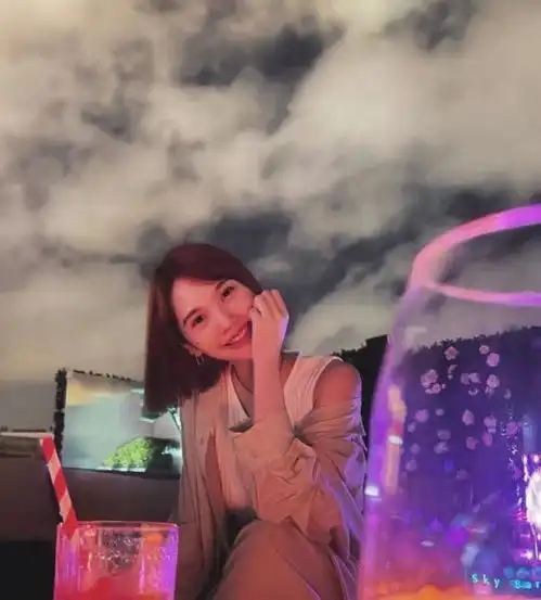 陈妍希闺蜜聚会太养眼,穿卫衣c位秀长腿,阿sa好吸睛