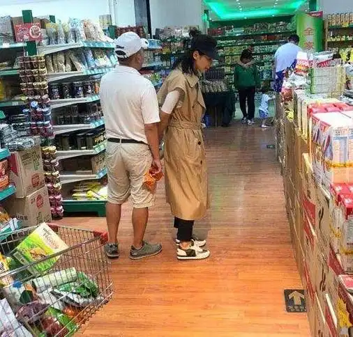 网友超市偶遇刘涛王珂二人全程牵手恩爱甜蜜