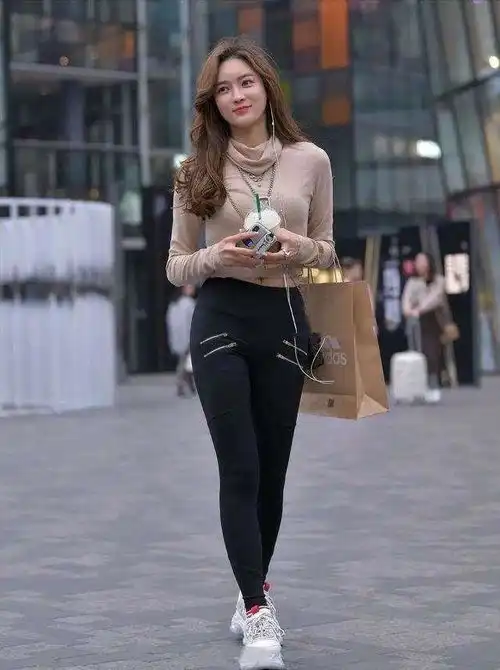 御姐范的打底裤美女,才能契合自身气质,搭配得好