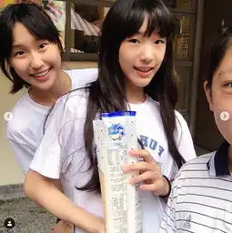 13岁梧桐妹现身游园会,妈妈贾静雯变保姆,闺蜜许俏妞很受欢迎