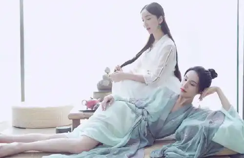 娄艺潇海边拍清新古装写真,与韩丹彤有爱互动,二人上演闺蜜情深