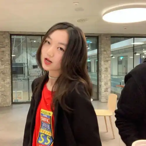 15岁李嫣和闺蜜同框自拍不见手术痕迹酷似王菲,自称是正经小孩