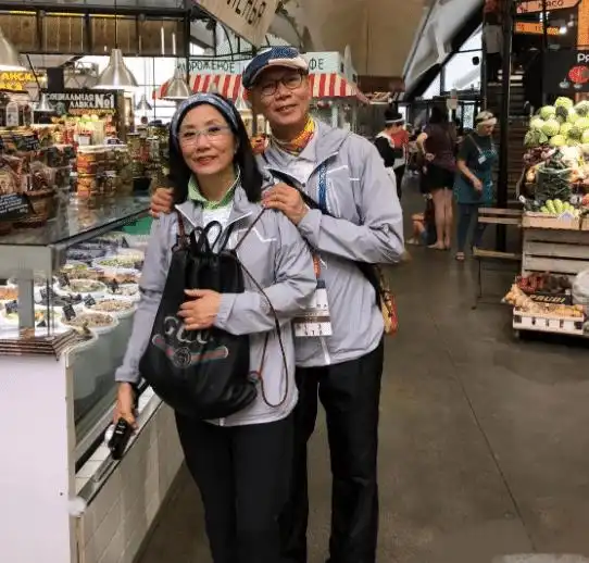 汪明荃跟闺蜜逛街,74岁满脸皱纹还这么漂亮,穿长裙短靴很时髦