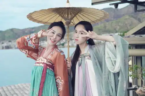 娄艺潇韩丹桐古风造型旅拍曝光,cp感十足的神仙闺蜜情