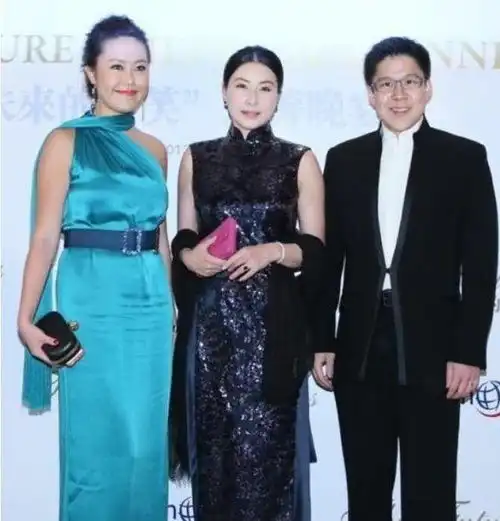 亿万名媛抱女儿跳楼身亡身亡,全身无衣物遮挡,还是郭晶晶的闺蜜