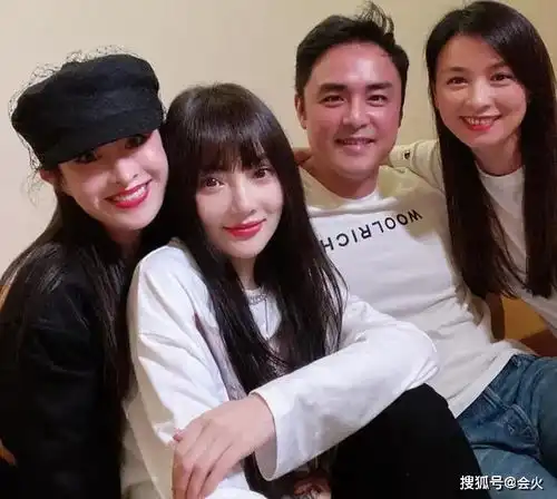 情绪崩溃李小璐爆哭视频流出,依偎闺蜜身旁眼泪停不下来