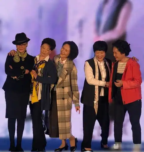 年度大片老闺蜜开拍,五大影后欢聚一堂,潘虹宋晓英风韵犹存