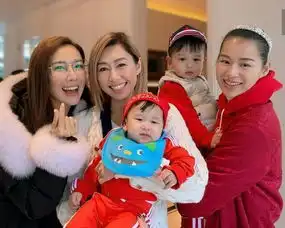 胡杏儿带娃与姐妹聚会兄弟俩成团宠