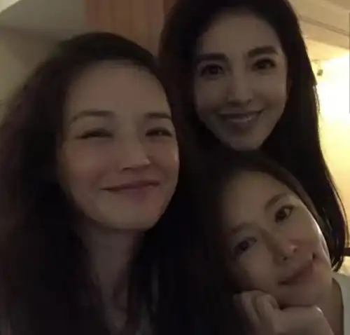 林心如三姐妹聚会,舒淇杨谨华一笑嫣然,心如曾助舒淇冯德伦好孕