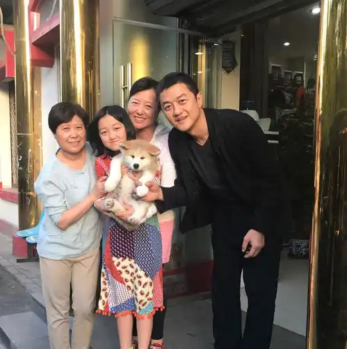 李嫣与闺蜜聚会心情好,背心搭配短裤超时尚,气质不输王菲