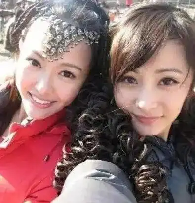 杨幂和唐嫣同框零互动,谁能想到两人曾是好闺蜜,莫名感到心酸