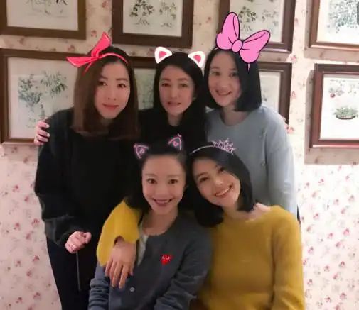 高圆圆在家待产太无聊,穿外套去闺蜜家做客,自拍合影玩得超疯