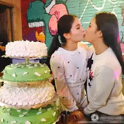 何姿与友人热吻秦凯你开心就好
