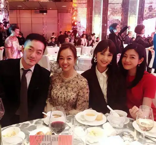阿娇与闺蜜圣诞晒美照,四女同框卖萌比美,确定不是塑料花姐妹