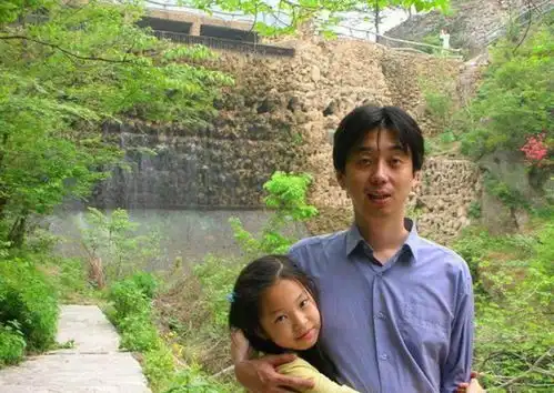 每年一张合影,父亲见证孩子的女大十八变