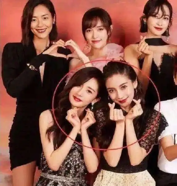 杨颖新造型撞款杨幂,风衣双马尾如出一辙,将横跨两大卫视霸屏