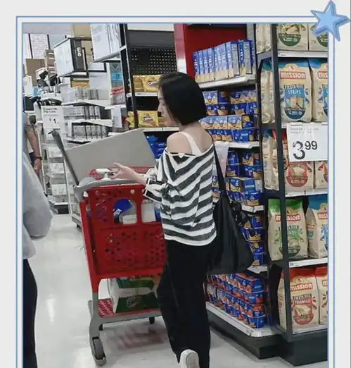 小s送大女儿elly美国上学,超市购物被偶遇,站姿妖娆,魅力十足