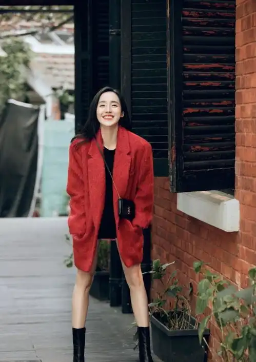 王智带3岁女儿拍写真,穿母女装扎同款发型一样甜美,母女似姐妹