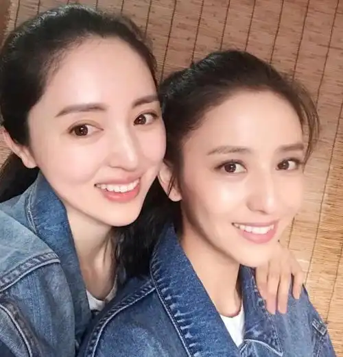 佟丽娅董璇这对闺蜜长得好像亲姐妹,不仅如此连命运都如此的相似