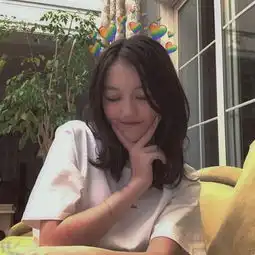 王菲女儿越长越艳,与闺蜜凹造型摆拍,动作娴熟如超模